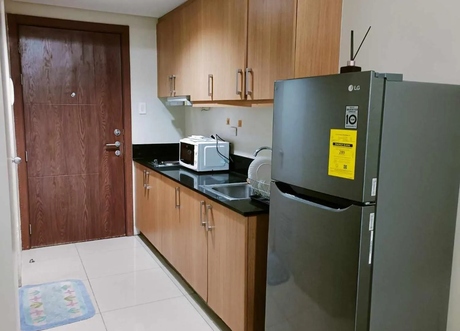 2 Bedroom Just Accross Moa And Smx By Jam Ez Manila