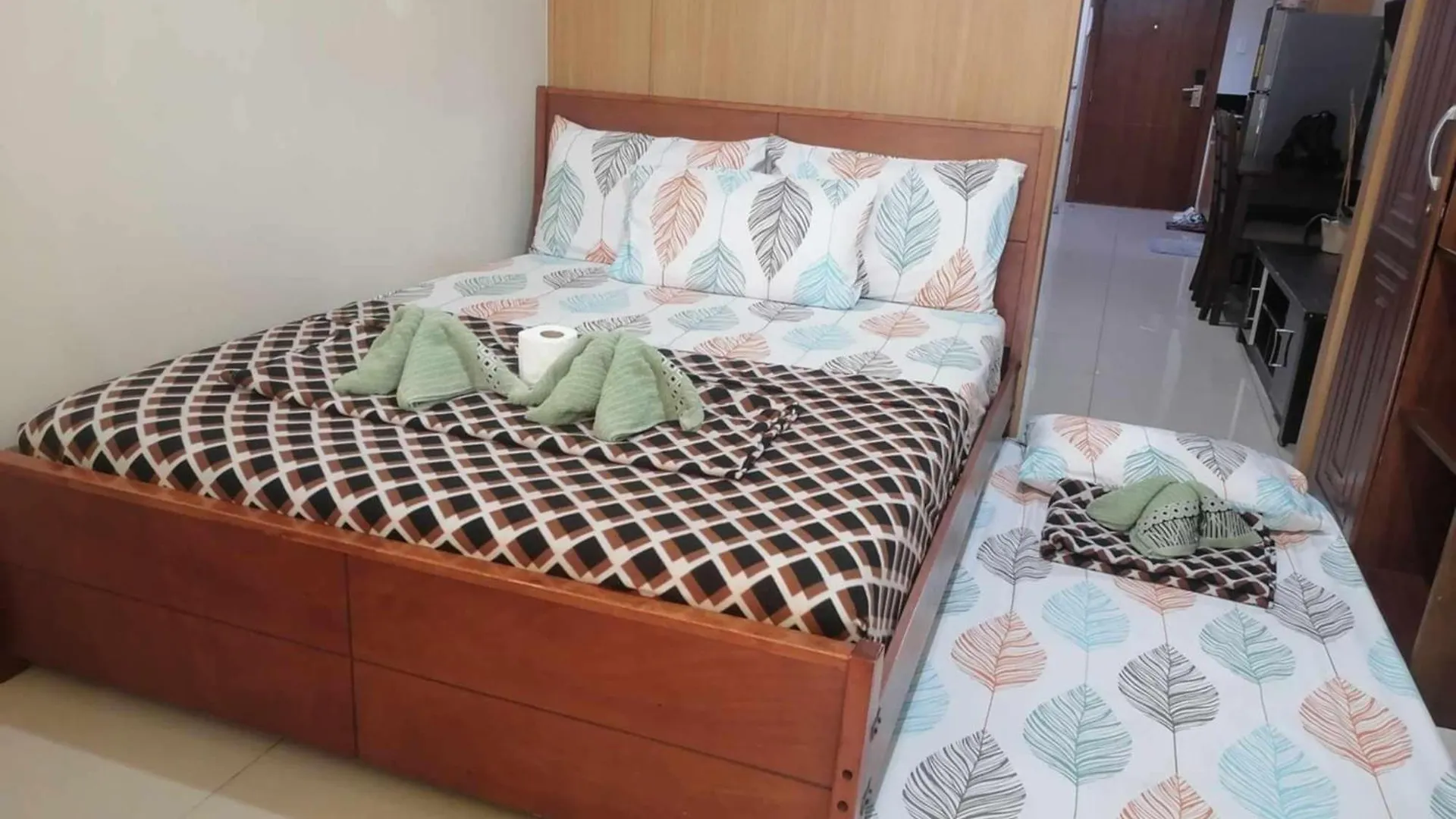 2 Bedroom Just Accross Moa And Smx By Jam Ez Manila Philippines