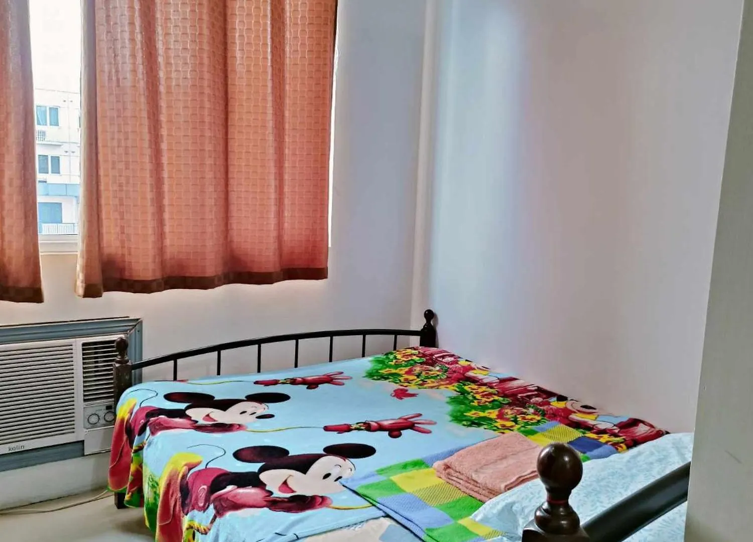 2 Bedroom Just Accross Moa And Smx By Jam Ez Manila 0*,