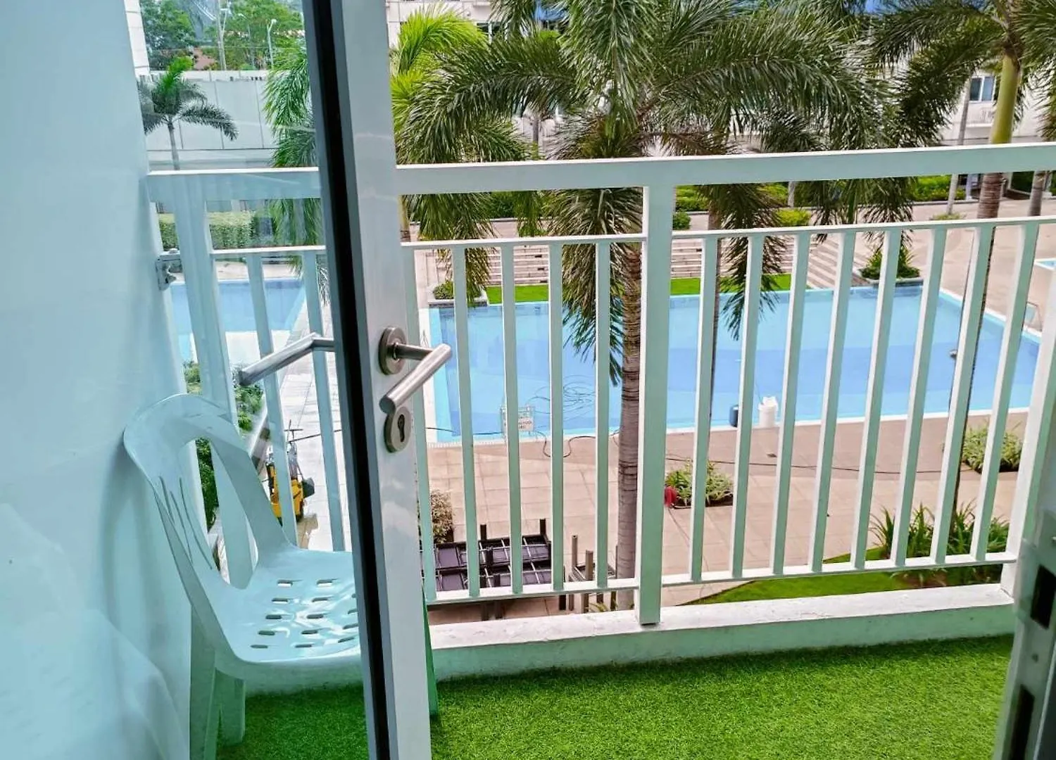 2 Bedroom Just Accross Moa And Smx By Jam Ez Manila